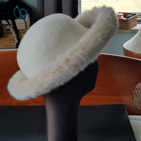 Vintage Mr John Cream Felt Hat Faux Fur Trim